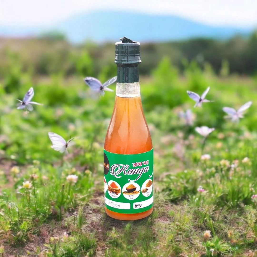 প্রাকৃতিক চাকের মধু বোতলে ফুলের মাঠে rangaghorbd
