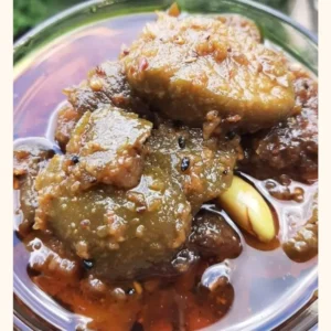 ঘরে তৈরি জলপাই আচার কাচের বাটিতে রসুন ও মশলা সহ rangaghorbd