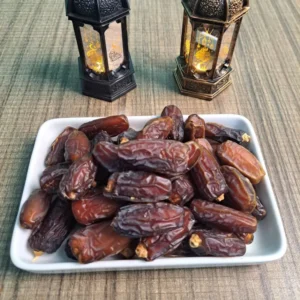 প্রিমিয়াম মাবরুম মরিয়ম খেজুর সাদা ট্রেতে রমজানের লণ্ঠন সহ rangaghorbd