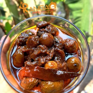 ঘরে তৈরি মিক্সড আচার গ্লাস বাটিতে তেল ও শুকনো মরিচ সহ rangaghorbd