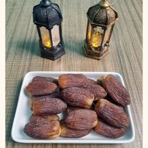 প্রিমিয়াম মেডজুল খেজুর সাদা ট্রেতে রমজানের লণ্ঠন সহ rangaghorbd