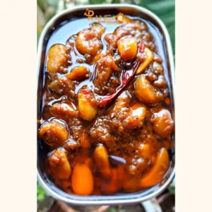 ঘরে তৈরি রসুনের আচার ট্রেতে শুকনো মরিচ ও মশলা সহ rangaghorbd