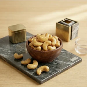 রোস্টেড পাহাড়ি কাজু বাদাম কাঠের বাটিতে ডার্ক মার্বেল বোর্ডে rangaghorbd
