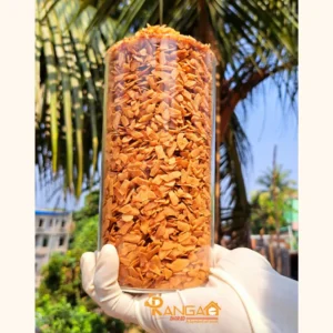 লাল নারিকেল চিড়া জার গ্লাভস পরা হাতে নারিকেল গাছের পাশে rangaghorbd