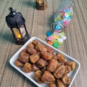 প্রিমিয়াম সুক্কারি খেজুর সাদা ট্রেতে রমজানের লণ্ঠন সহ rangaghorbd